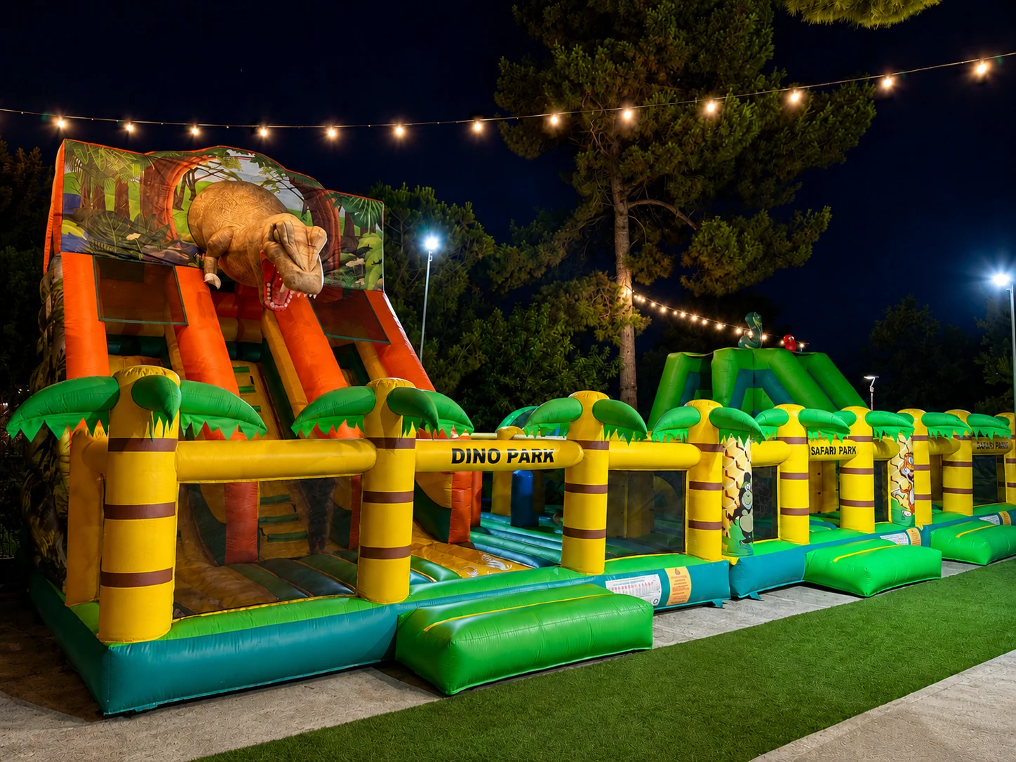 Area giochi gonfiabile a tema dinosauri per bambini